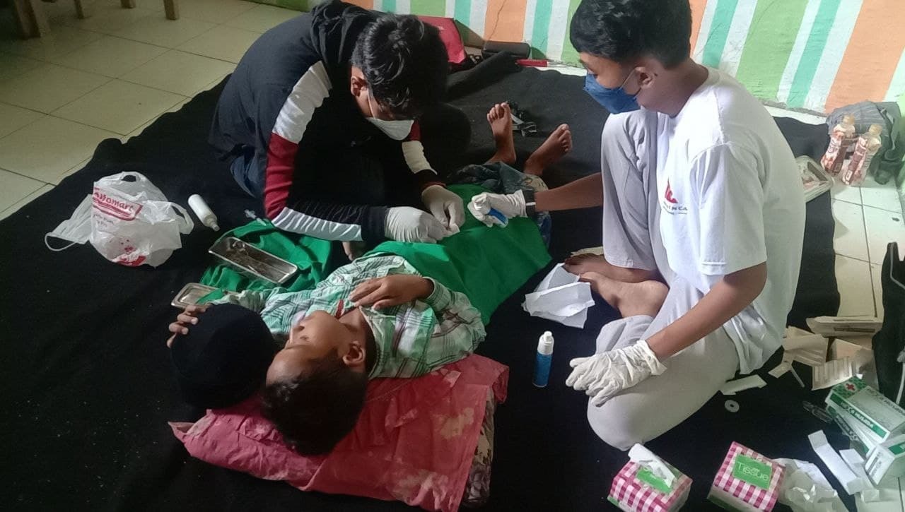 Kisah Roifan Tempuh Puluhan Kilometer Antar Sang Anak Dikhitan